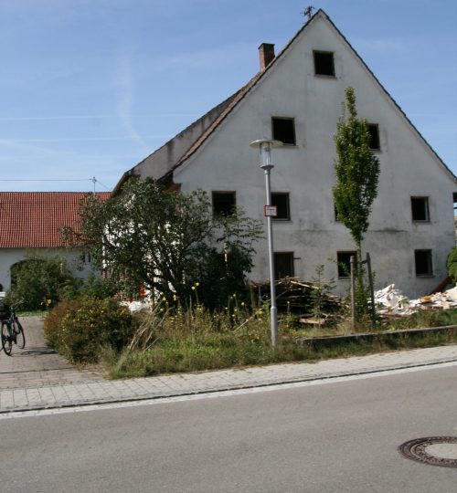 Projektbilder Obstwiese - Frontansicht Bauernhaus vor Abriss